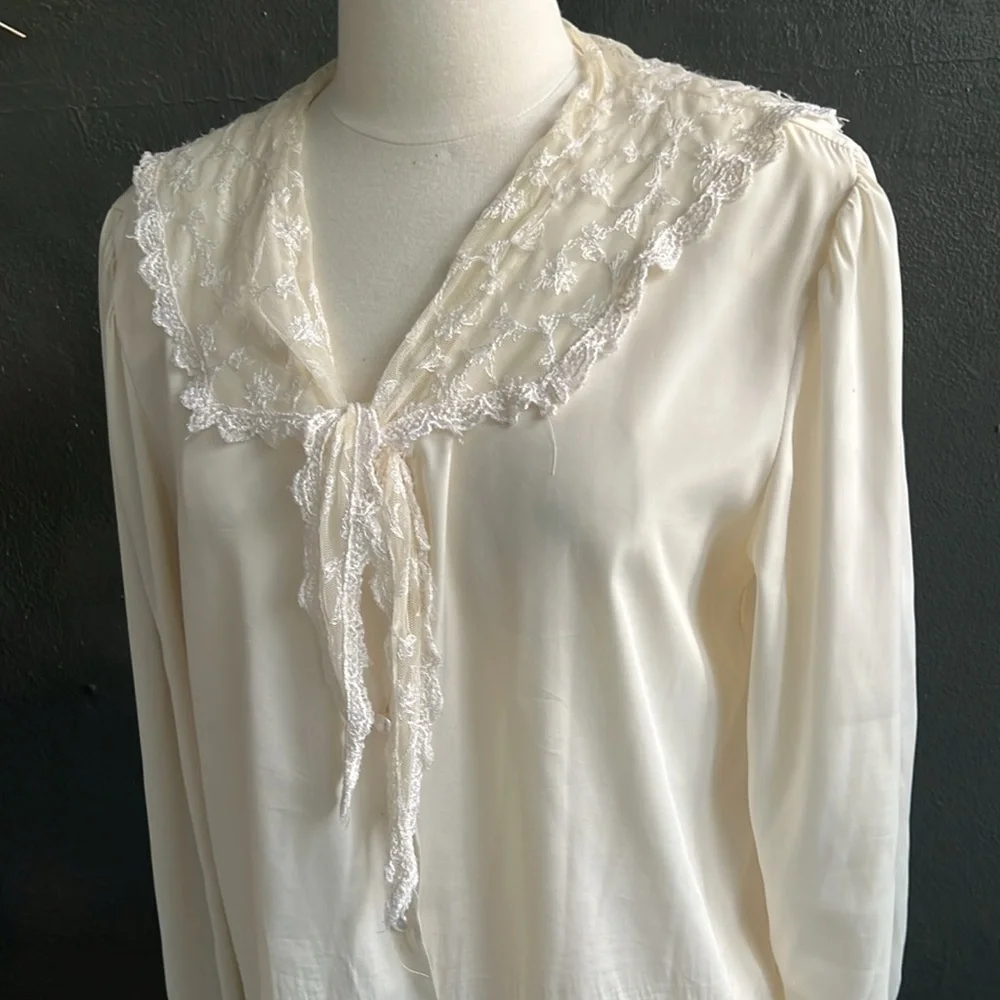 Chic White Lace Trim Blouse - Picture 4 of 10